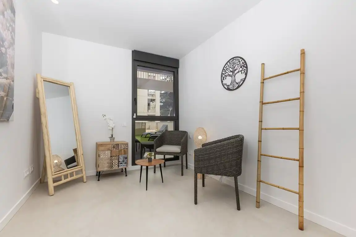Habitación de Apartamento de alquiler en Dénia con Aire acondicionado, Jardín privado y Terraza