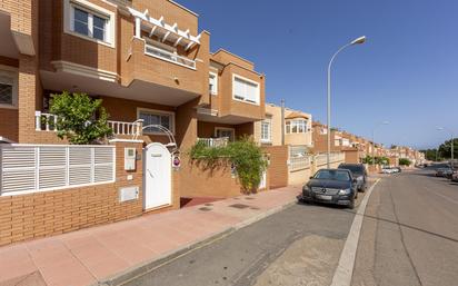 Vista exterior de Casa o xalet en venda en  Almería Capital amb Aire condicionat, Calefacció i Jardí privat