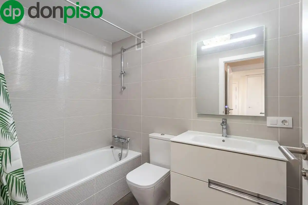Bany de Pis en venda en Granada amb Calefacció, Terrassa i Traster