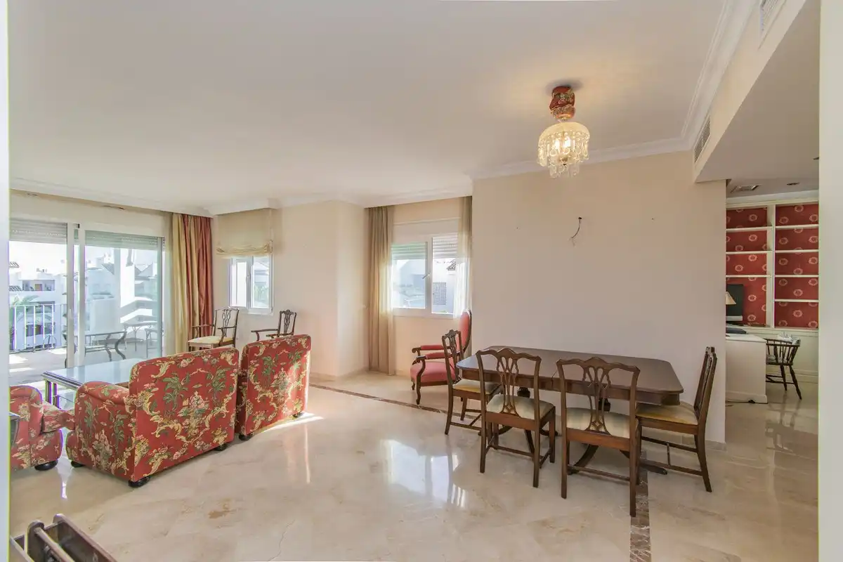 Esszimmer von Dachboden zum Verkauf in Estepona mit Klimaanlage, Terrasse und Möbliert