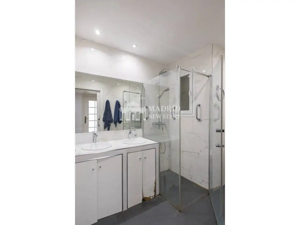 Badezimmer von Wohnung zum Verkauf in Madrid mit Klimaanlage und Heizung