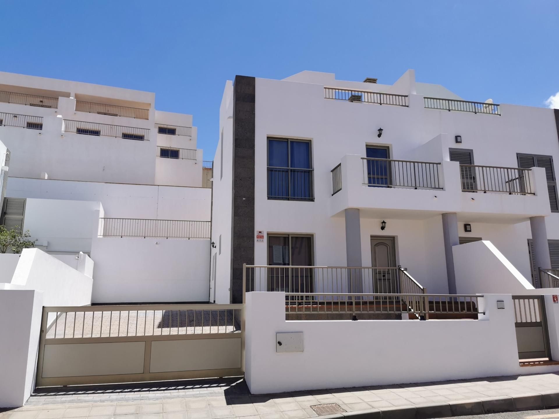 Vista exterior de Casa adosada en venda en Puerto del Rosario amb Jardí privat, Terrassa i Alarma
