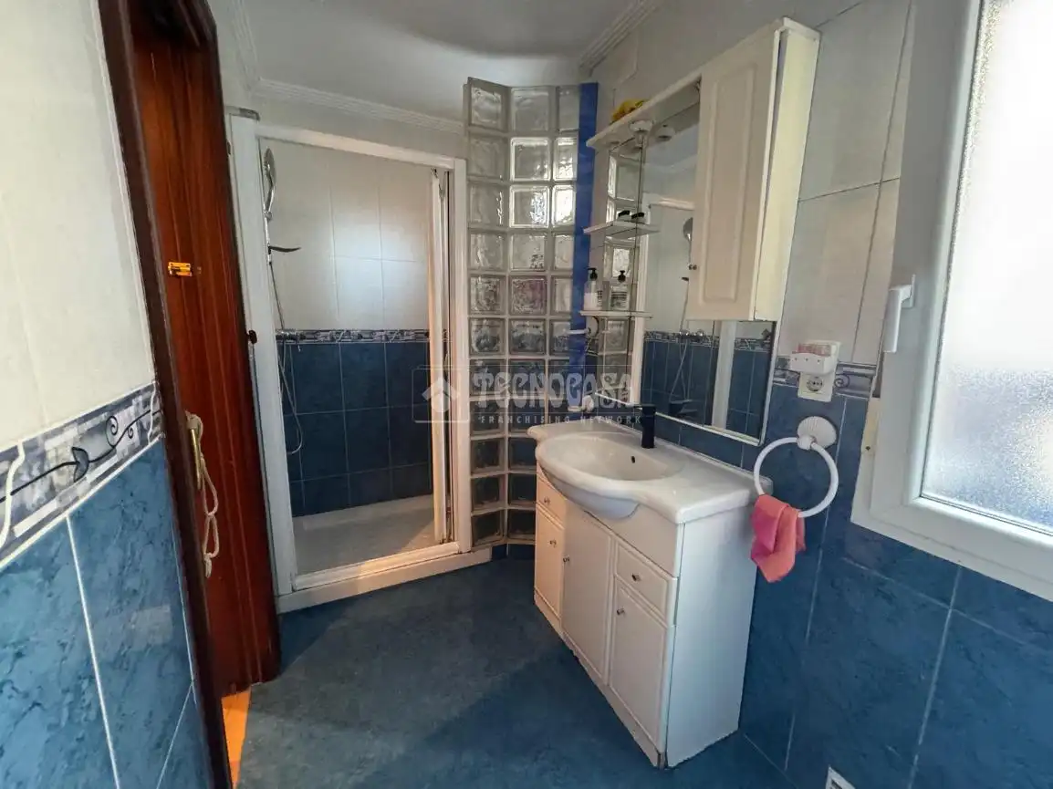 Badezimmer von Wohnung zum Verkauf in Palencia mit Heizung, Parkett und Abstellraum