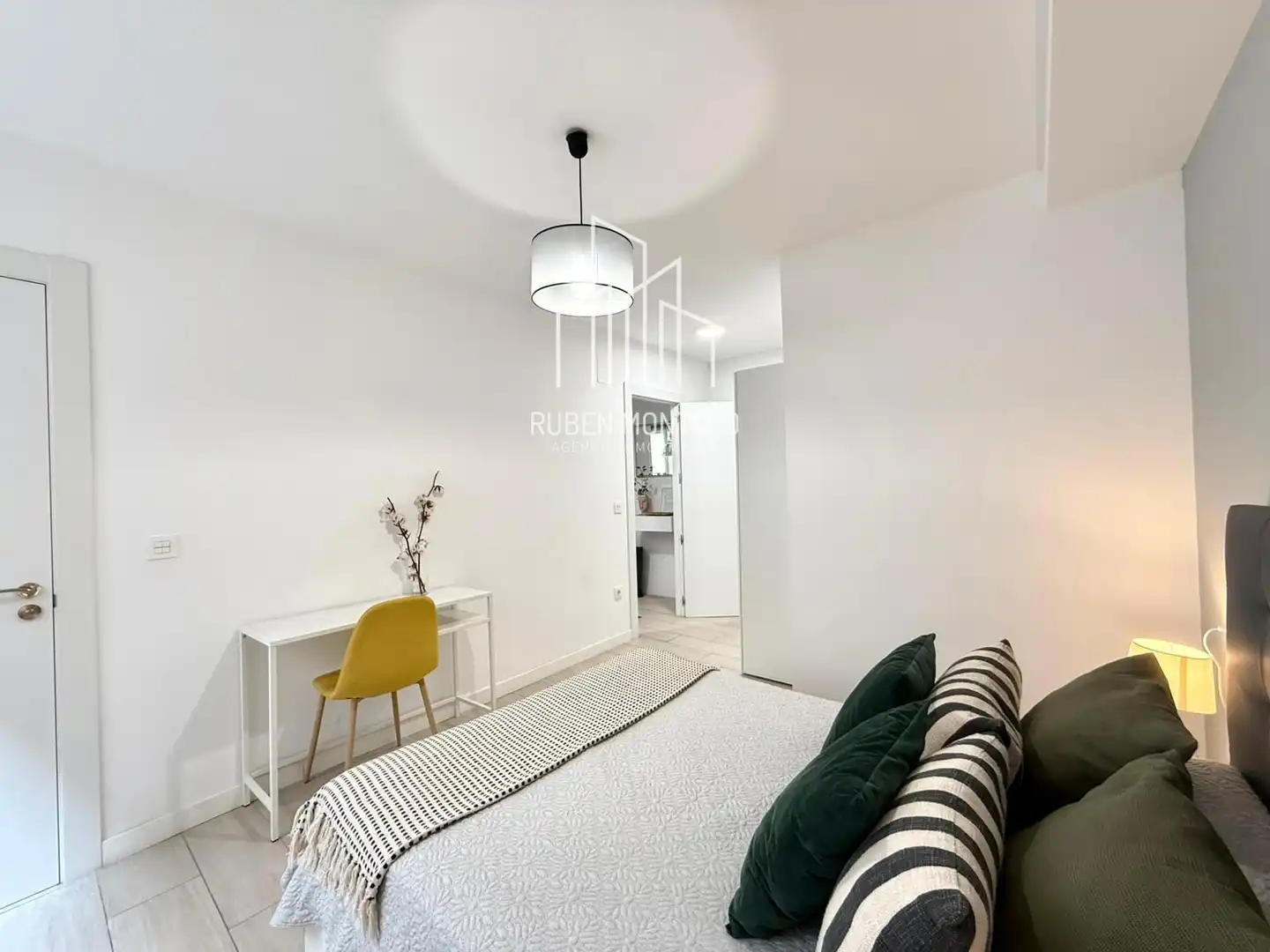 Dormitori de Apartament de lloguer en Salamanca amb Aire condicionat, Calefacció i Moblat