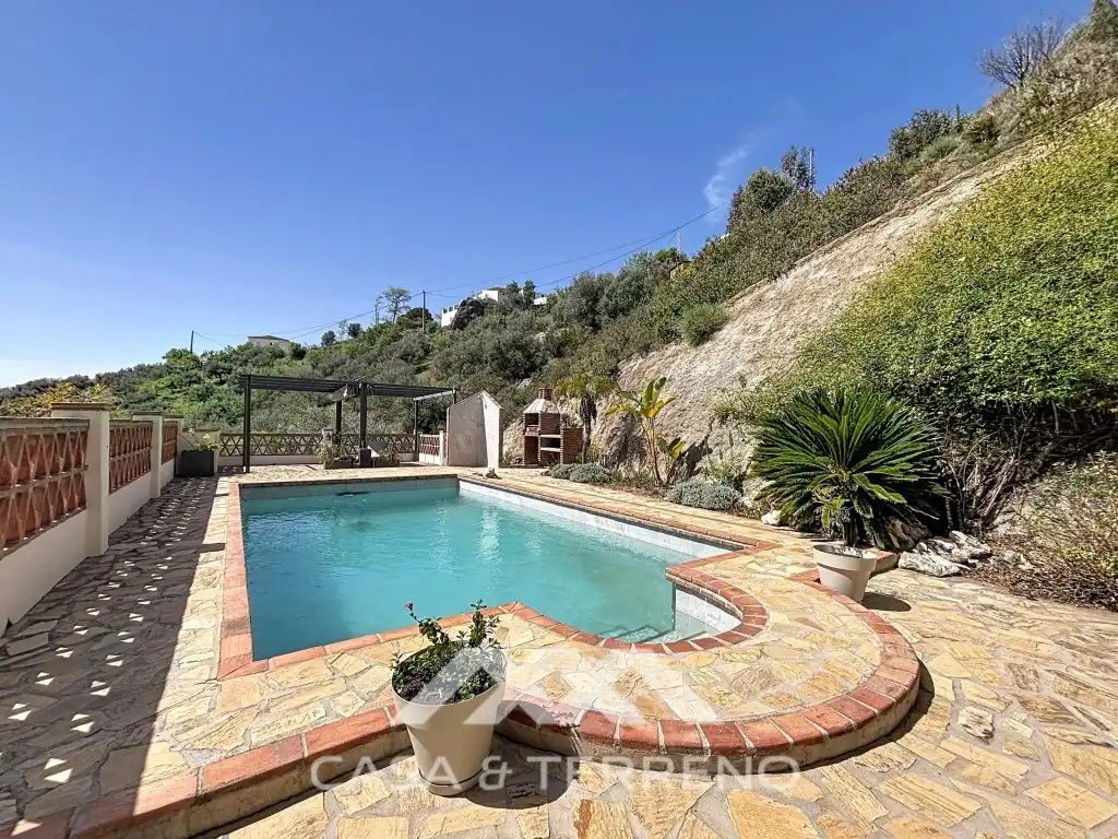Vista exterior de Casa o xalet en venda en Alcaucín amb Aire condicionat, Terrassa i Piscina