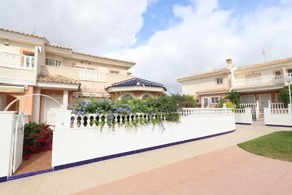 Vista exterior de Casa adosada en venda en Rojales amb Aire condicionat, Jardí privat i Terrassa