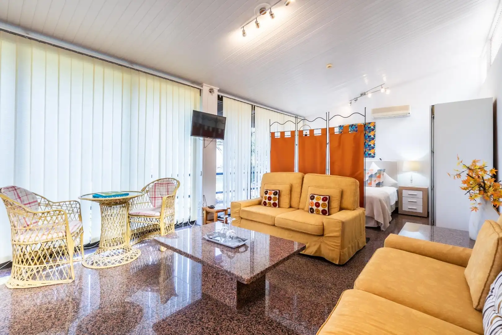 Sala d'estar de Casa o xalet en venda en Guía de Isora amb Aire condicionat, Jardí privat i Terrassa
