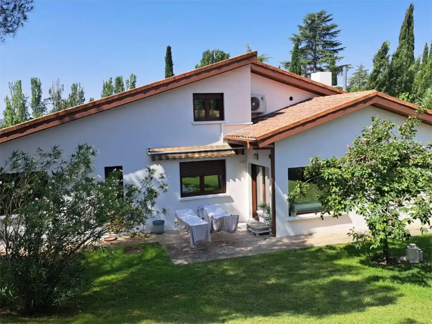 Vista exterior de Casa o xalet de lloguer en Algete amb Aire condicionat i Piscina