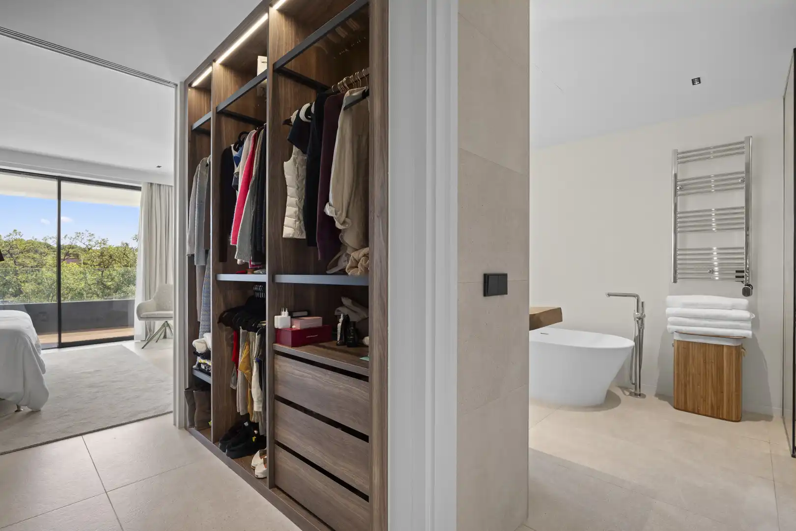 Badezimmer von Wohnungen zum Verkauf in Sotogrande mit Klimaanlage, Terrasse und Abstellraum