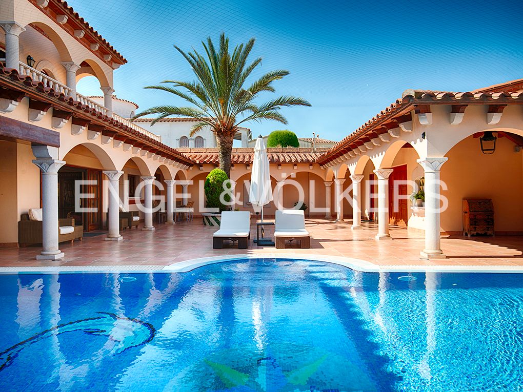 Swimming pool of House or chalet for sale in Empuriabrava  with Air Conditioner, Terrace and Swimming Pool