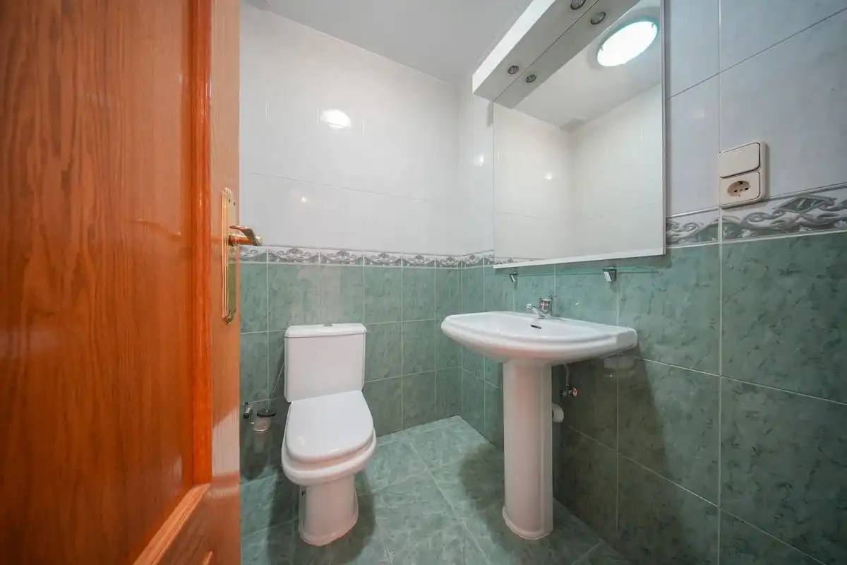 Baño de Casa adosada en venta en Pozuelo de Alarcón con Aire acondicionado, Calefacción y Jardín privado