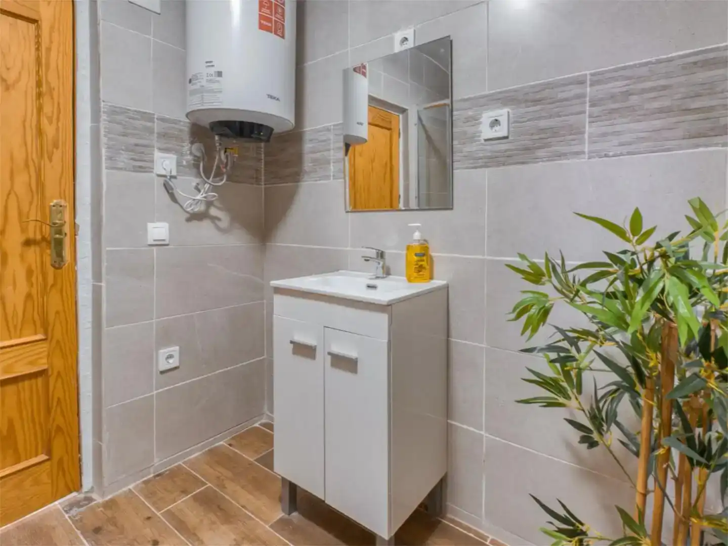 Bathroom of Study for rent in Estremera  with Air Conditioner, Furnished and Balcony