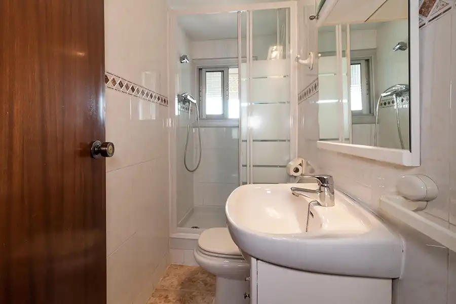 Baño de Piso en venta en L'Hospitalet de Llobregat con Aire acondicionado, Terraza y Balcón