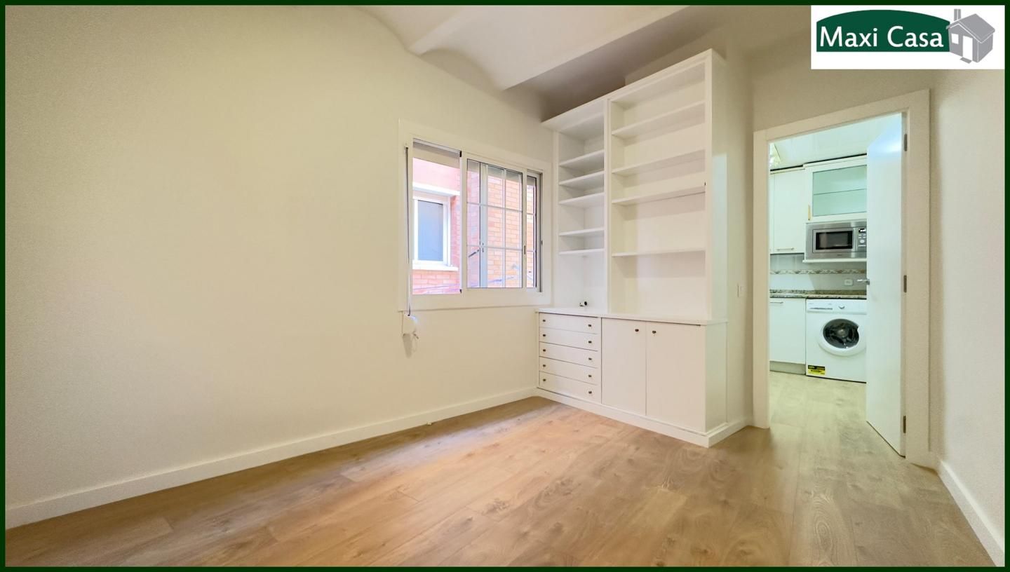 Bedroom of Flat for sale in  Barcelona Capital  with Parquet flooring