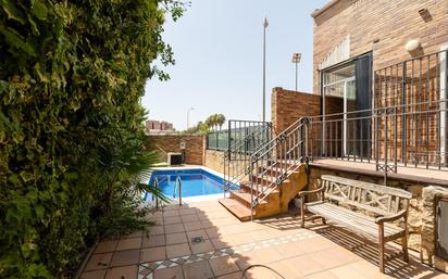 Piscina de Casa adosada en venda en  Granada Capital amb Aire condicionat, Terrassa i Piscina