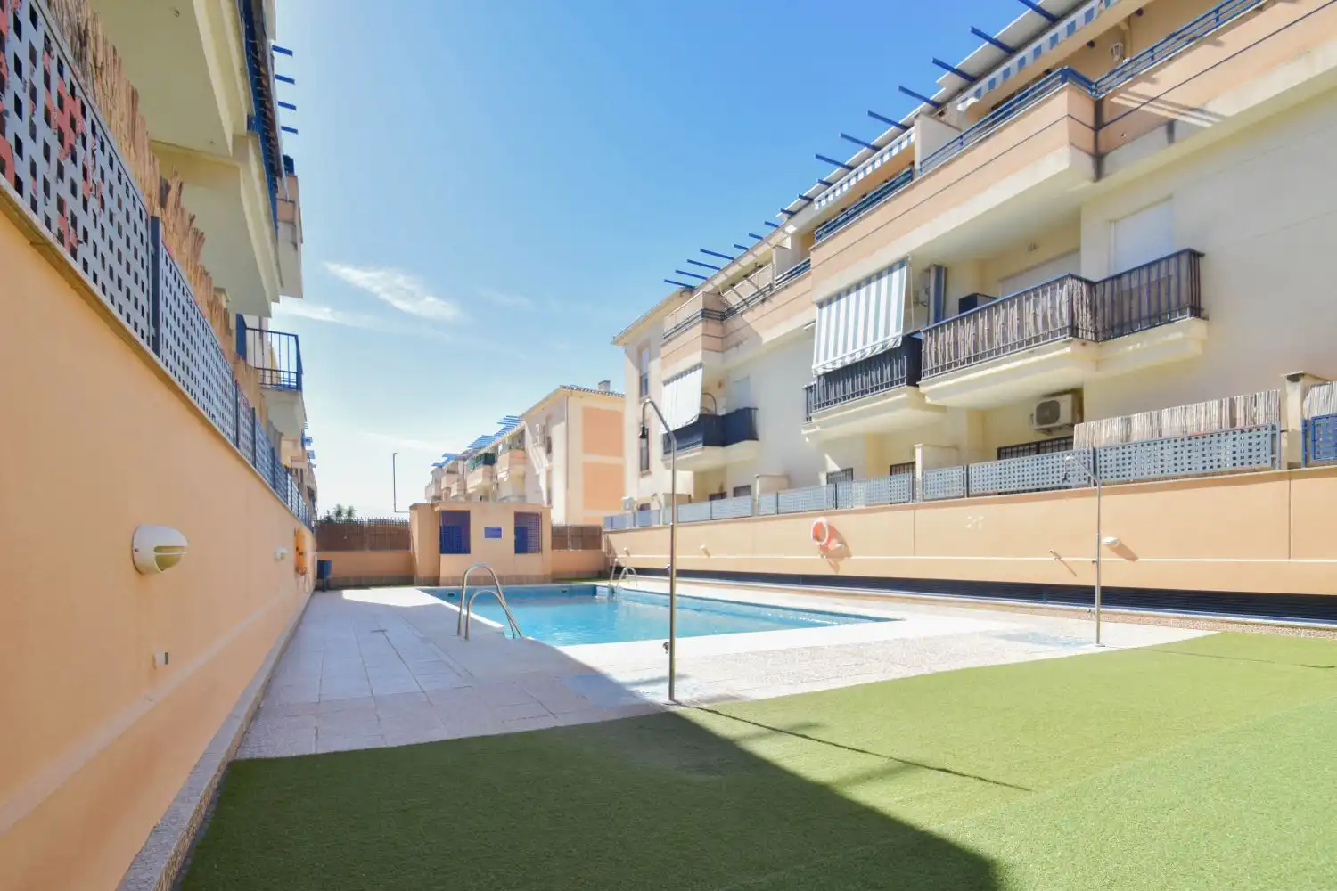 Schwimmbecken von Dachboden zum Verkauf in Las Gabias mit Klimaanlage, Terrasse und Gemeinschaftspool