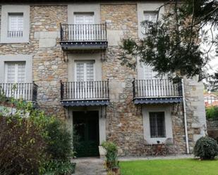 Vista exterior de Casa o xalet en venda en Castro-Urdiales amb Piscina