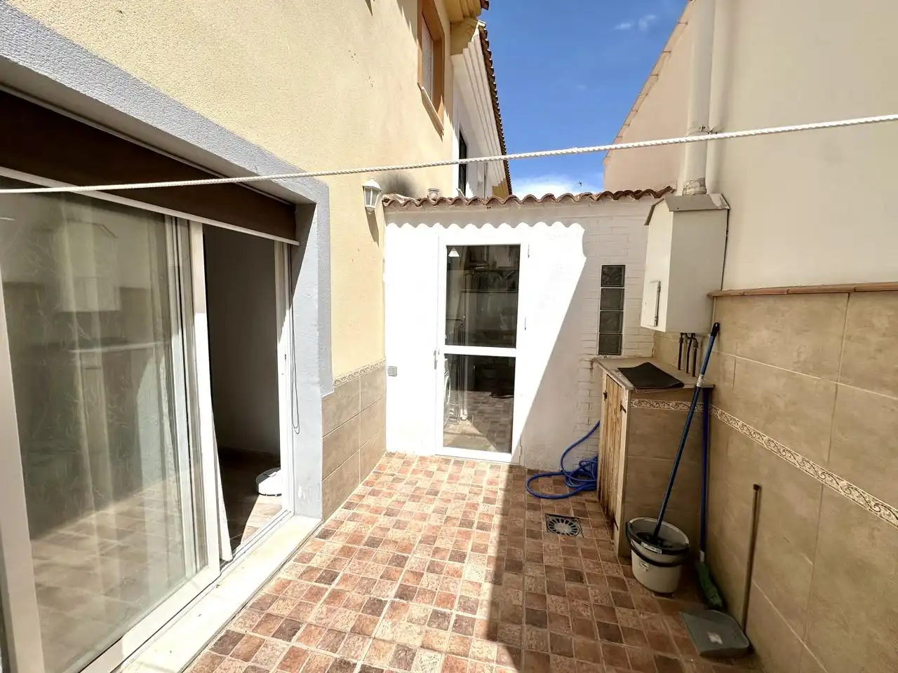 Vista exterior de Casa adosada en venta en Fuente de Piedra con Aire acondicionado, Terraza y Piscina comunitaria