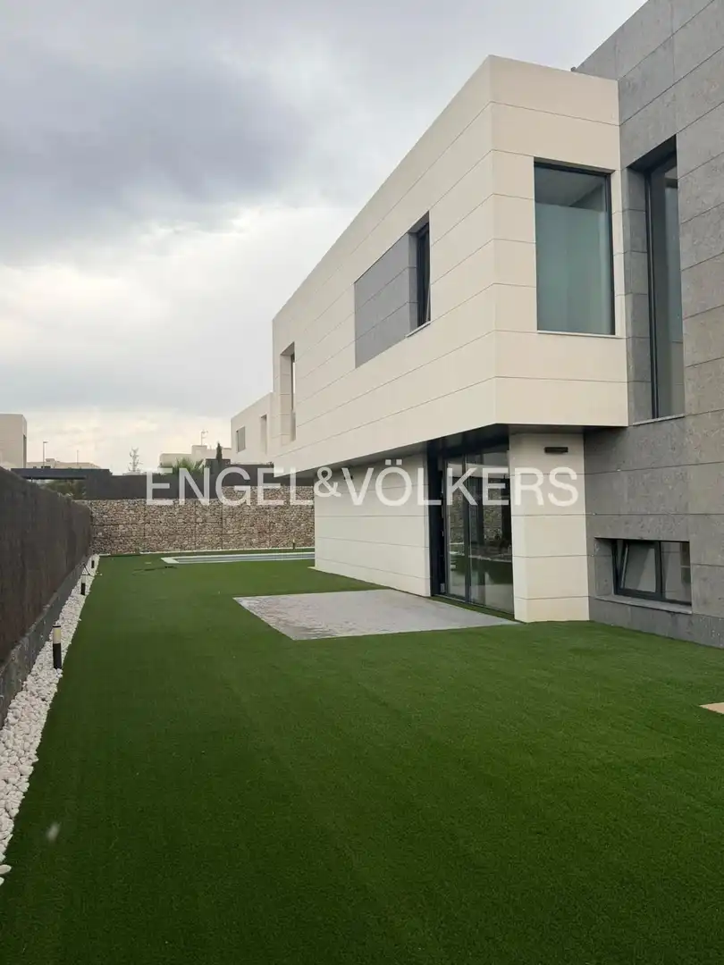 Vista exterior de Casa o chalet de alquiler en Majadahonda con Aire acondicionado, Calefacción y Jardín privado