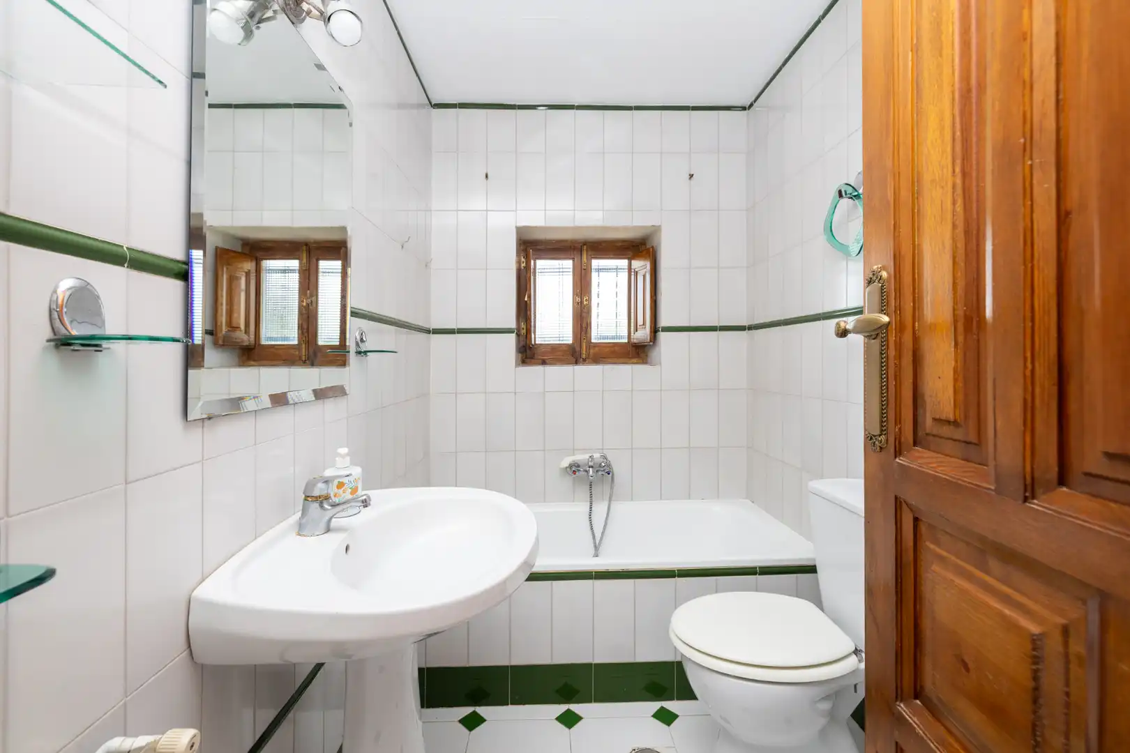 Bany de Casa o xalet en venda en Ogíjares amb Calefacció, Jardí privat i Piscina