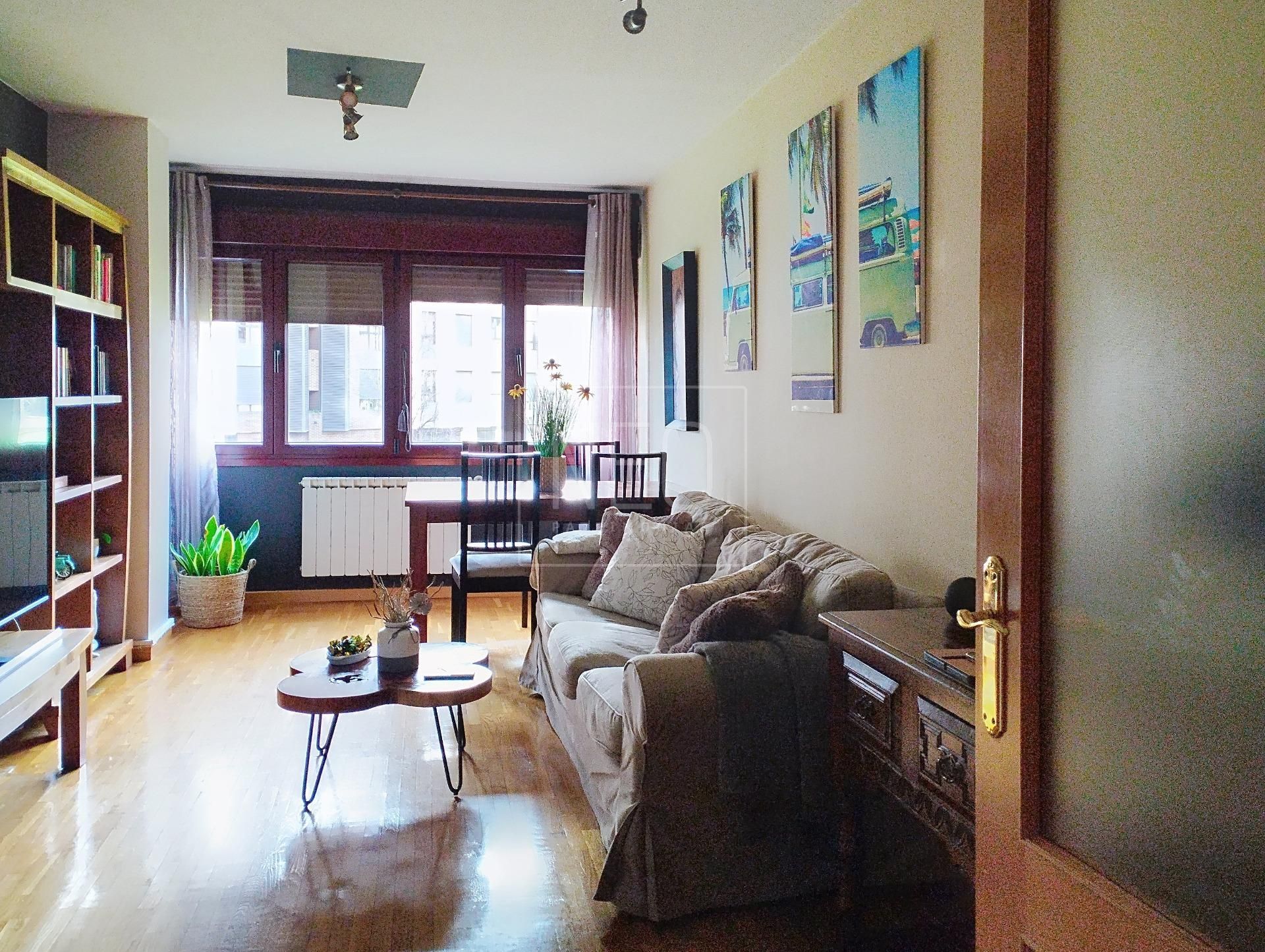 Sala d'estar de Planta baixa en venda en Oviedo  amb Calefacció i Parquet