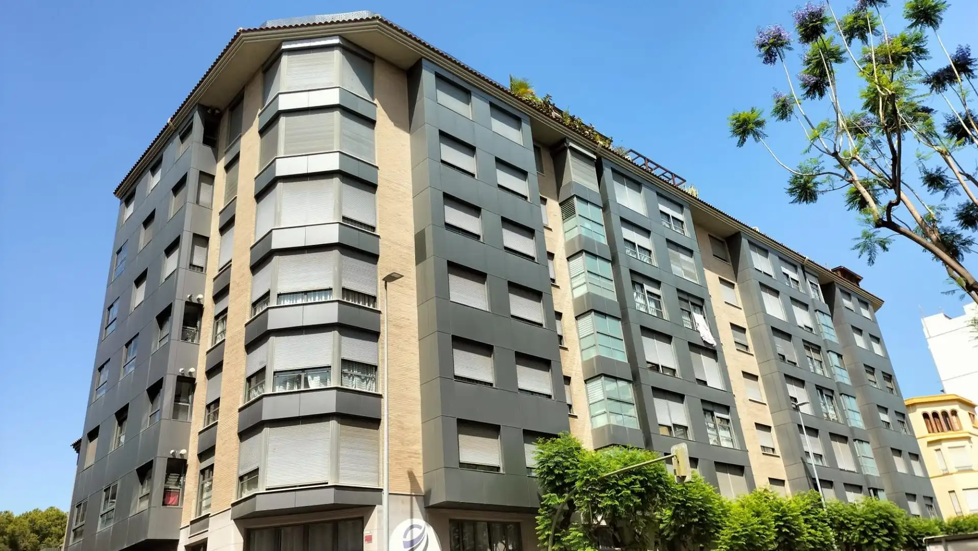 Local comercial de lloguer a Avenida HERMANOS BOU 19