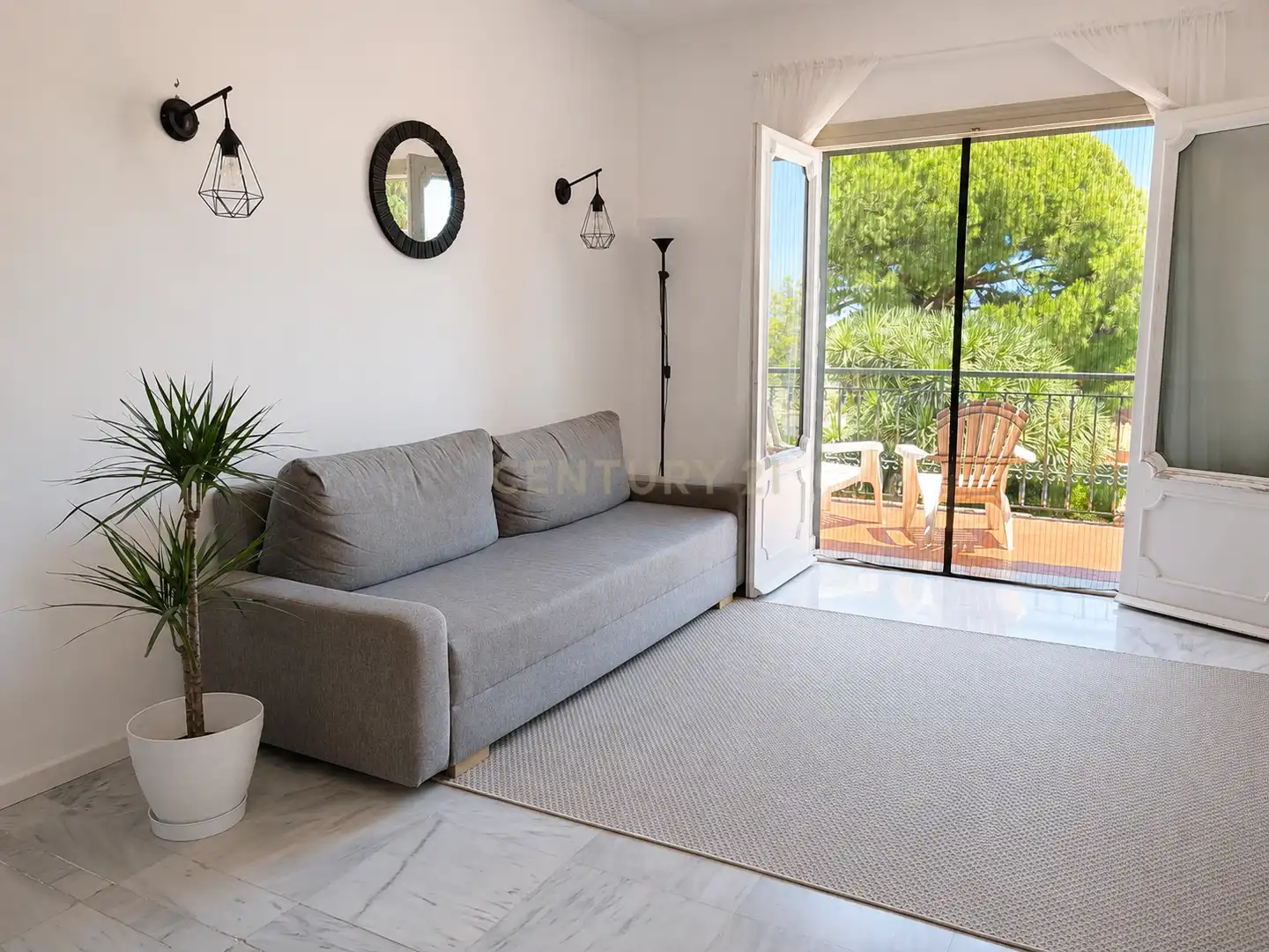 Sala d'estar de Apartament de lloguer en Benalmádena amb Aire condicionat, Jardí privat i Piscina