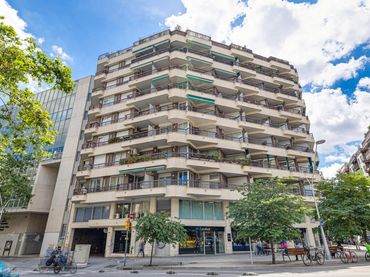 Pis amb balcó en venda a COMTE URGELL