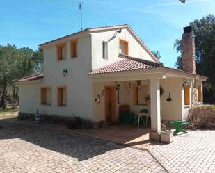 Vista exterior de Casa o xalet en venda en Marugán amb Terrassa i Piscina