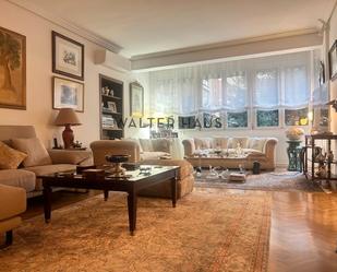 Living room of Flat to rent in  Madrid Capital  with Air Conditioner, Heating and Furnished