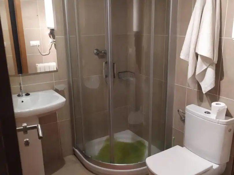 Bany de Apartament de lloguer en A Illa de Arousa  amb Calefacció, Jardí privat i Parquet