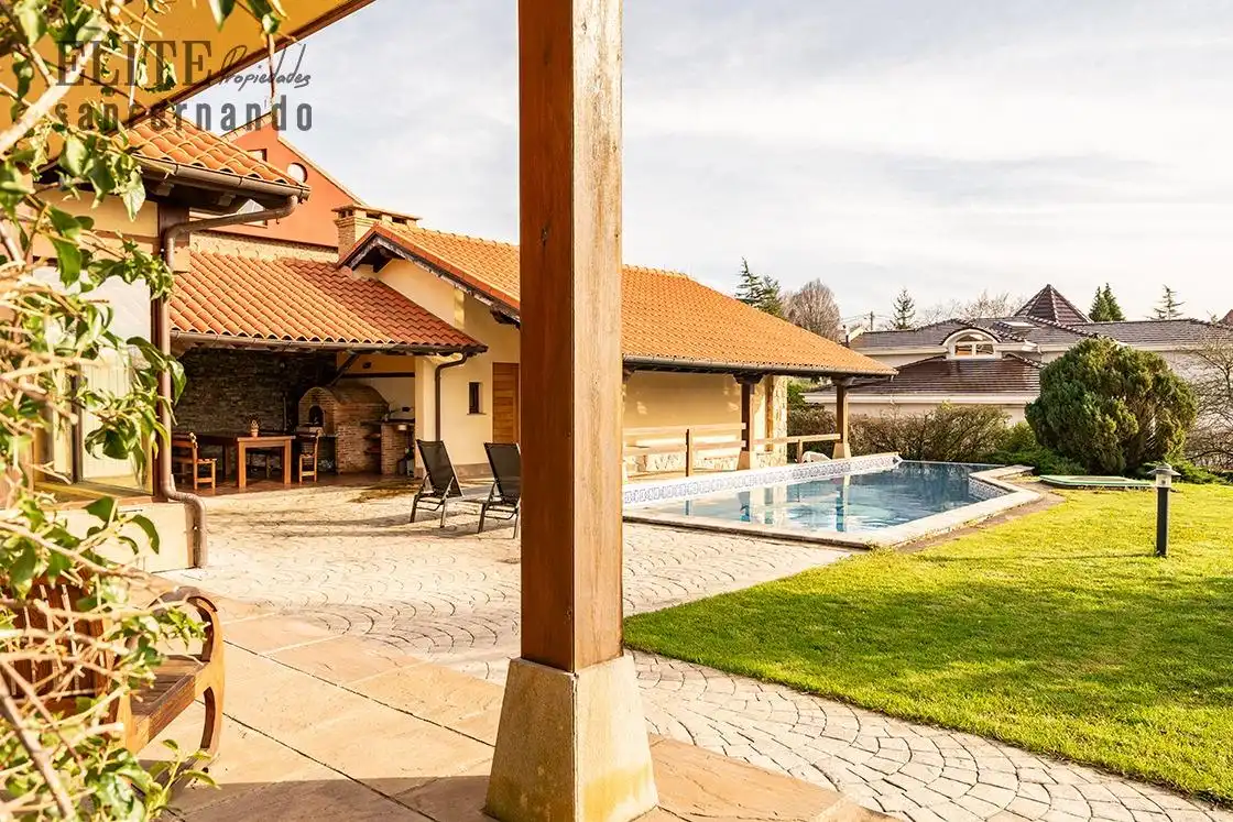 Terrassa de Casa o xalet en venda en Santillana del Mar amb Calefacció, Jardí privat i Piscina
