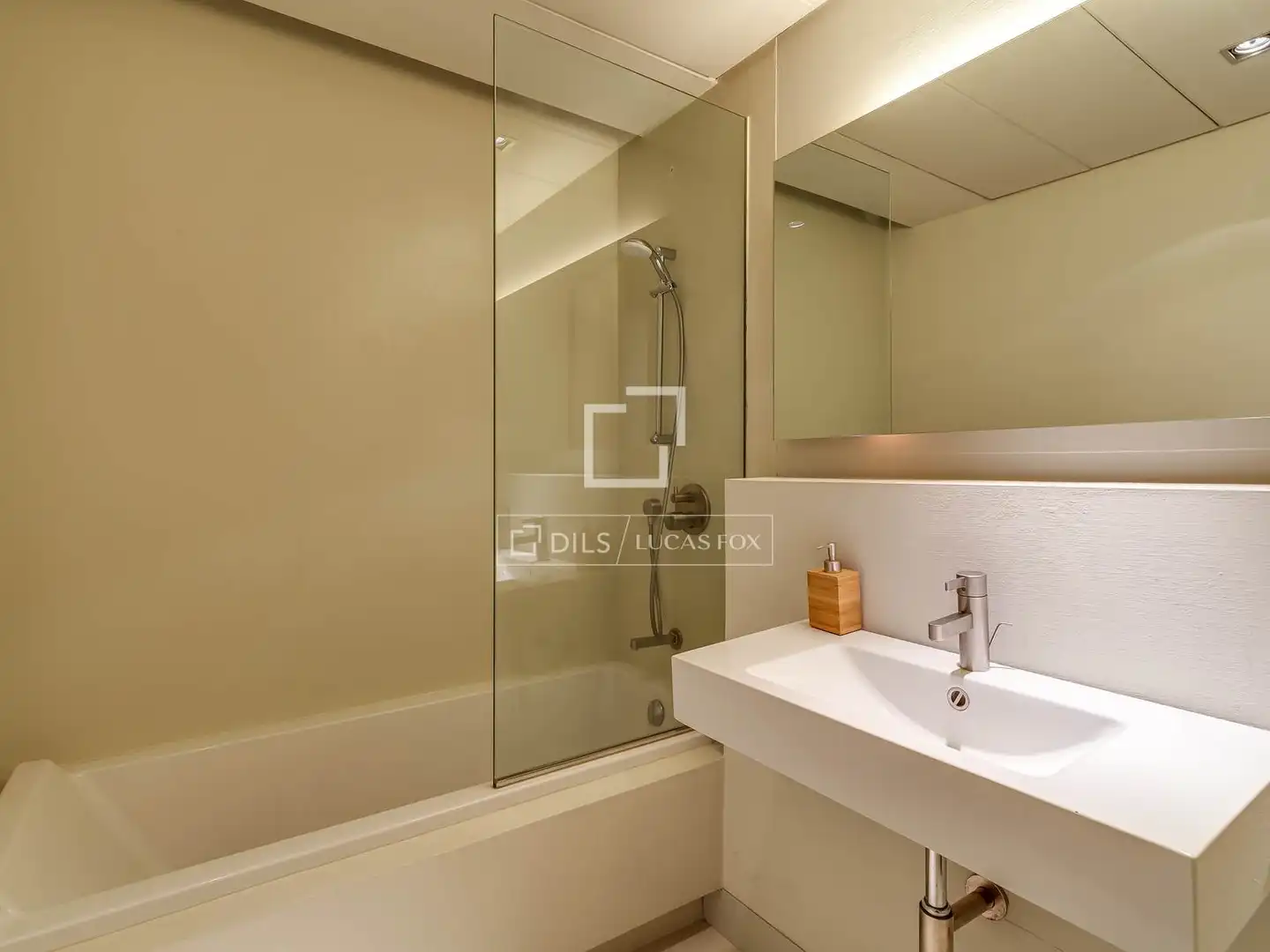 Baño de Piso en venta en Barcelona con Aire acondicionado, Terraza y Amueblado