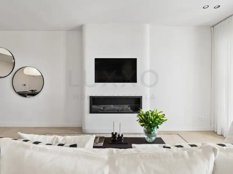 Sala d'estar de Apartament en venda en Benahavís amb Jardí privat, Terrassa i Traster