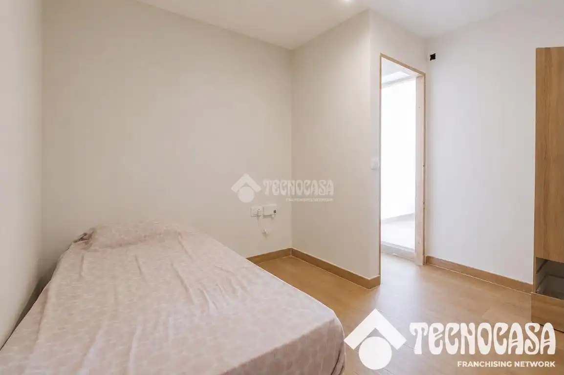Bedroom of Flat for sale in Barcelona  with Parquet flooring and Alarm