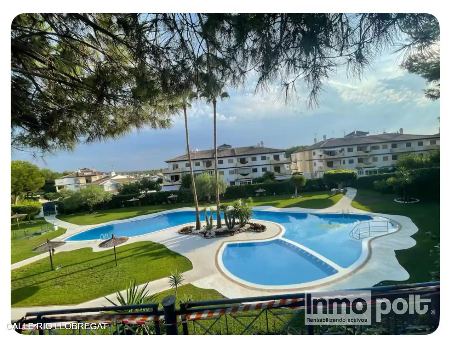 Außenansicht von Einfamilien-Reihenhaus zur Miete in Pilar de la Horadada mit Klimaanlage, Privatgarten und Terrasse