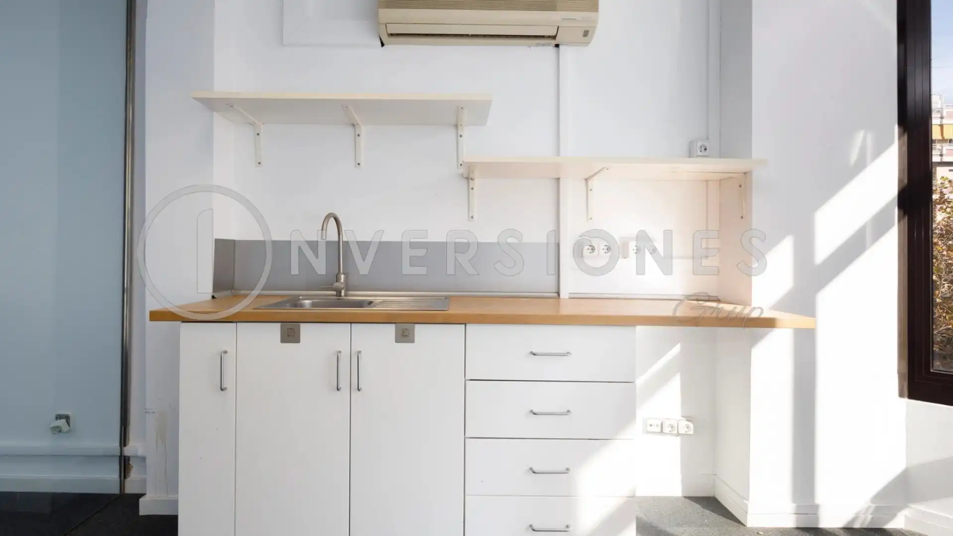 Cocina de Oficina de alquiler en Barcelona con Aire acondicionado y Calefacción