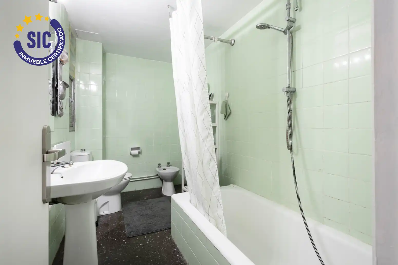 Bathroom of Flat for sale in Valencia  with Air Conditioner and Terrace