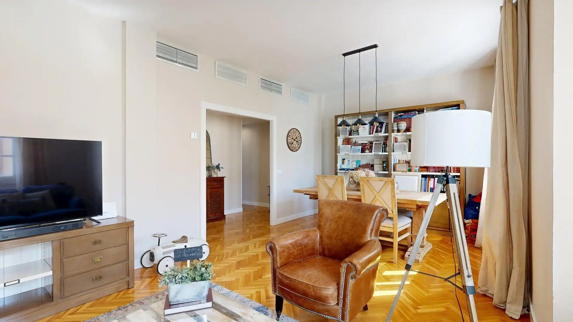 Living room of Flat for sale in Zaragoza  with Air Conditioner, Heating and Parquet flooring