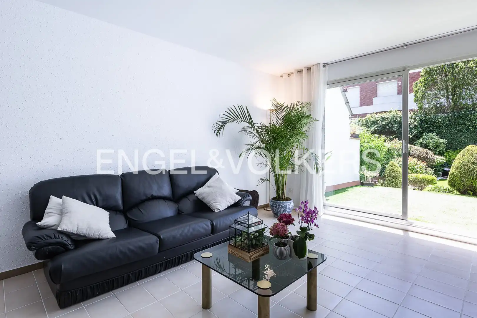 Sala d'estar de Casa o xalet en venda en Sant Cugat del Vallès amb Aire condicionat, Calefacció i Jardí privat