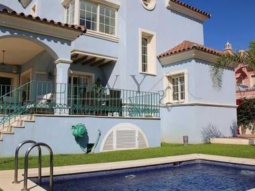 Casa con piscina en venta en Nueva Andalucía
