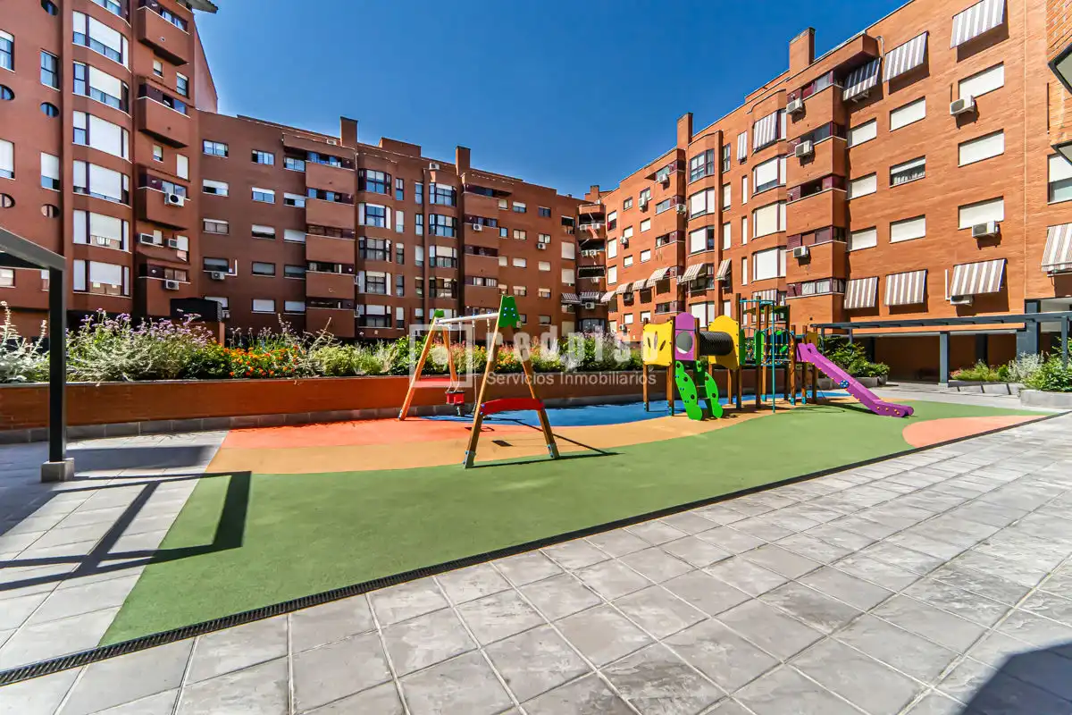 Vista exterior de Piso en venta en Alcorcón con Aire acondicionado, Calefacción y Jardín privado