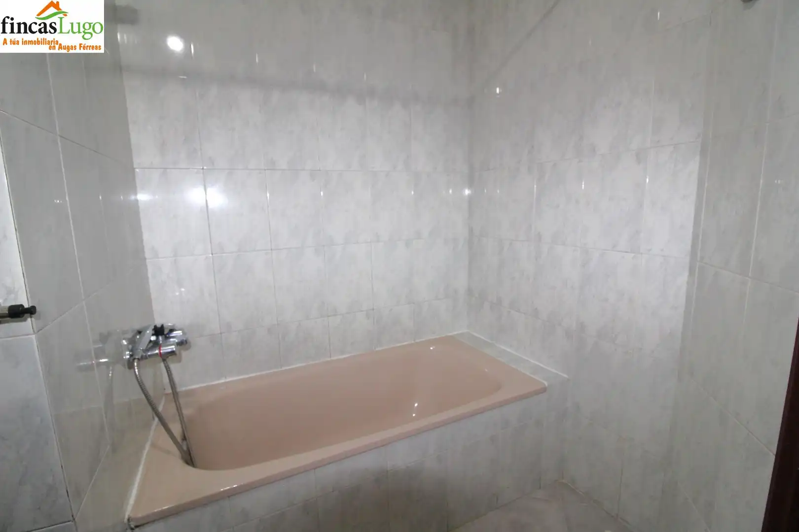 Baño de Piso en venta en Lugo con Calefacción y Trastero