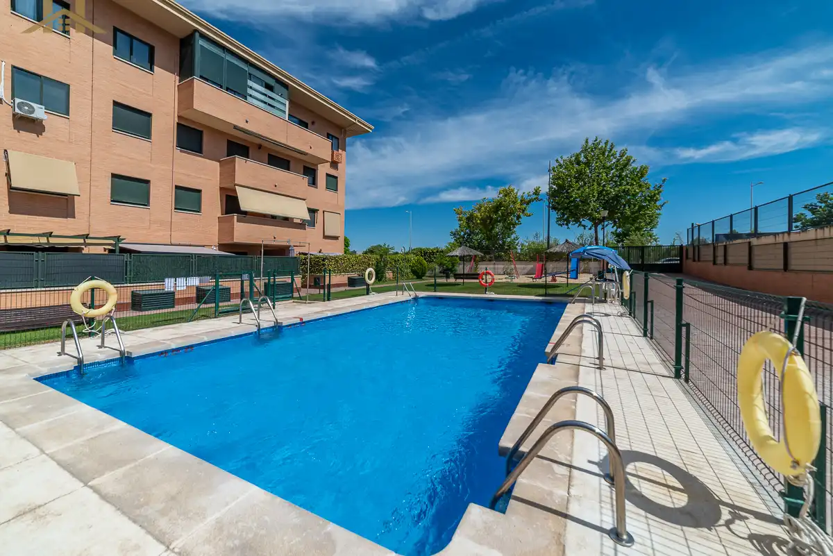 Piscina de Planta baja en venta en Navalcarnero con Aire acondicionado, Calefacción y Jardín privado