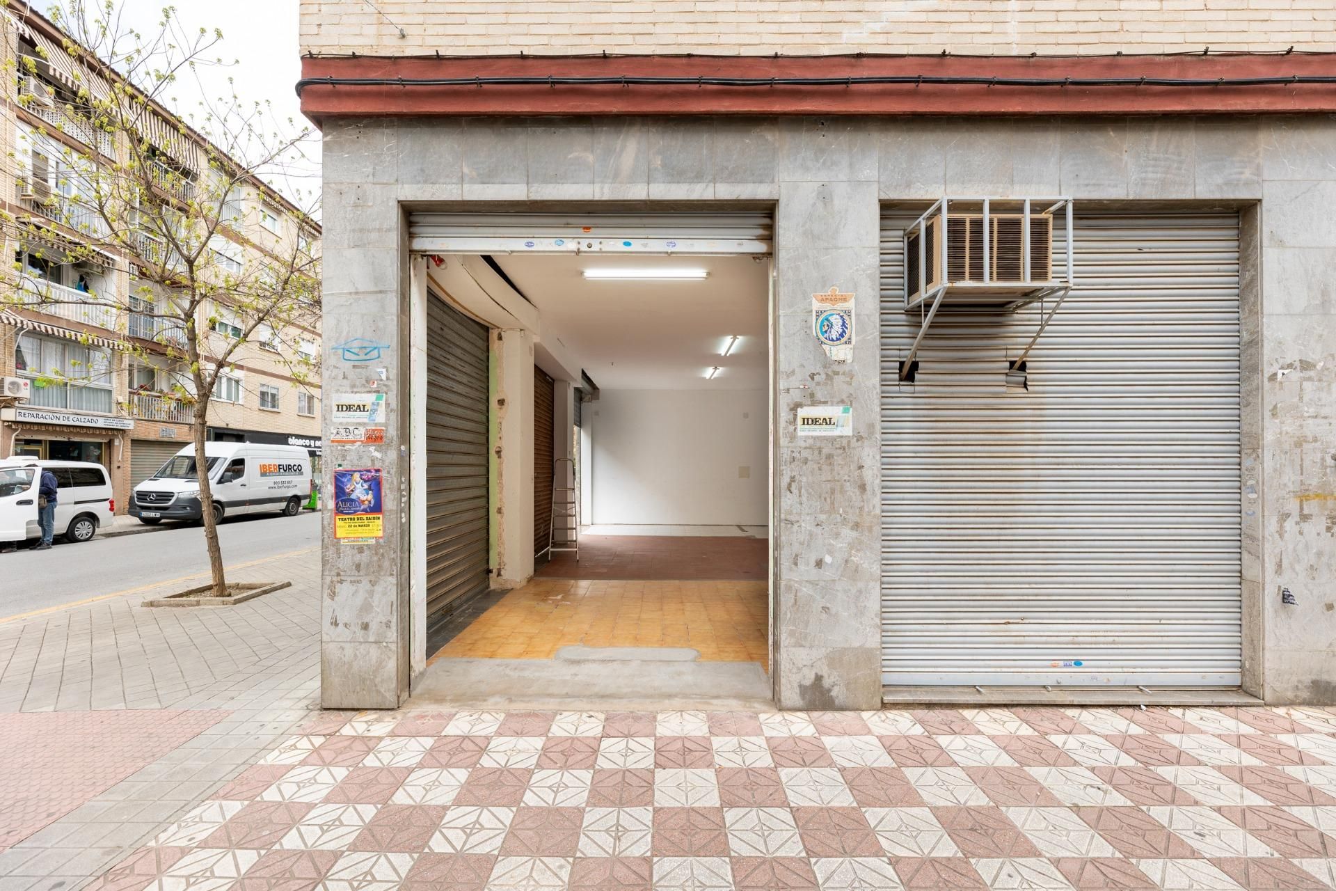 Exterior view of Premises for sale in  Granada Capital