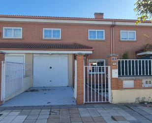 Exterior view of Single-family semi-detached for sale in Arroyo de la Encomienda  with Heating, Private garden and Terrace