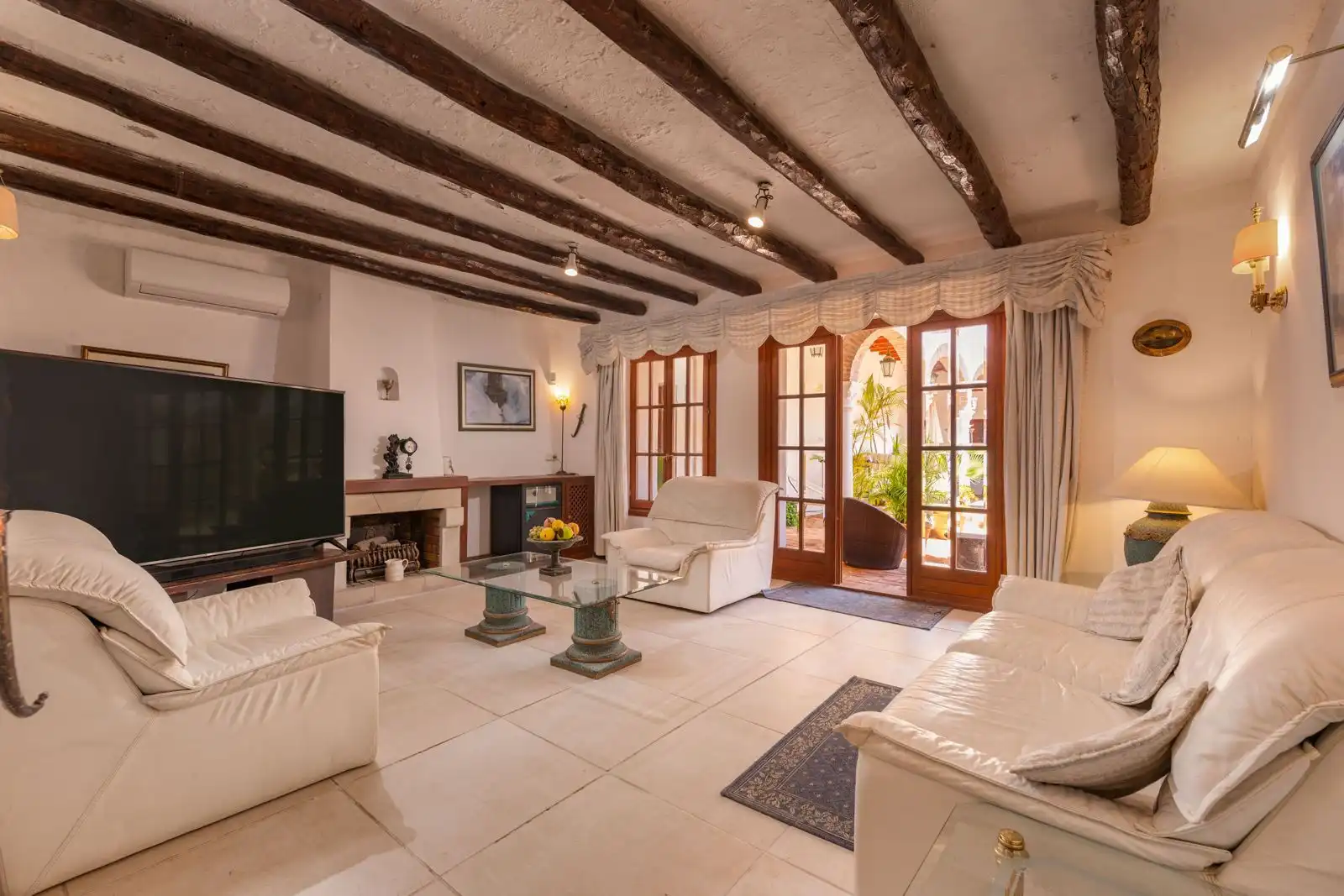 Sala d'estar de Casa o xalet en venda en Manilva amb Aire condicionat, Jardí privat i Terrassa