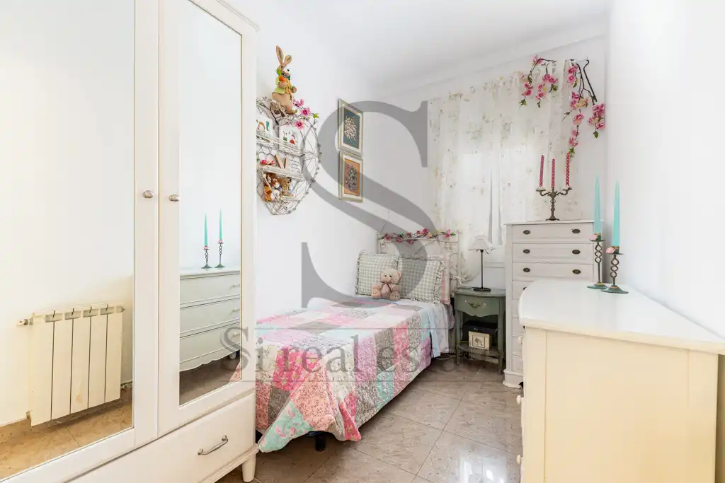 Schlafzimmer von Dachboden zum Verkauf in Barcelona mit Heizung, Terrasse und Abstellraum