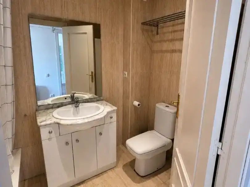 Badezimmer von Wohnung zum Verkauf in Sabadell