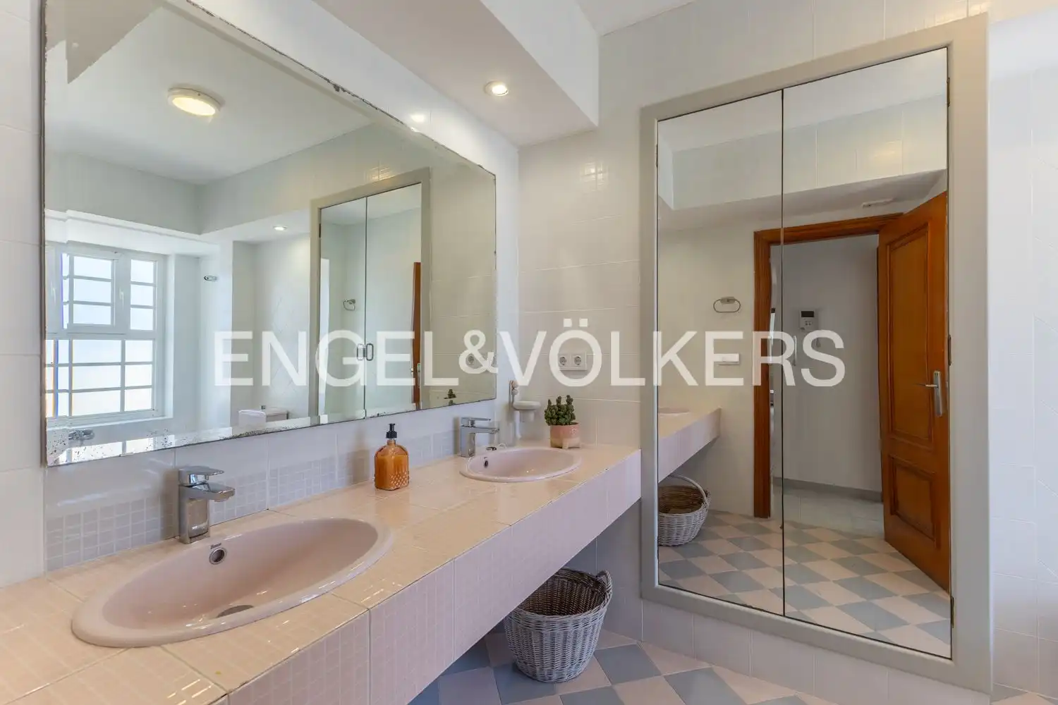 Bathroom of Houses for rent in Valencia  with Air Conditioner, Heating and Private garden
